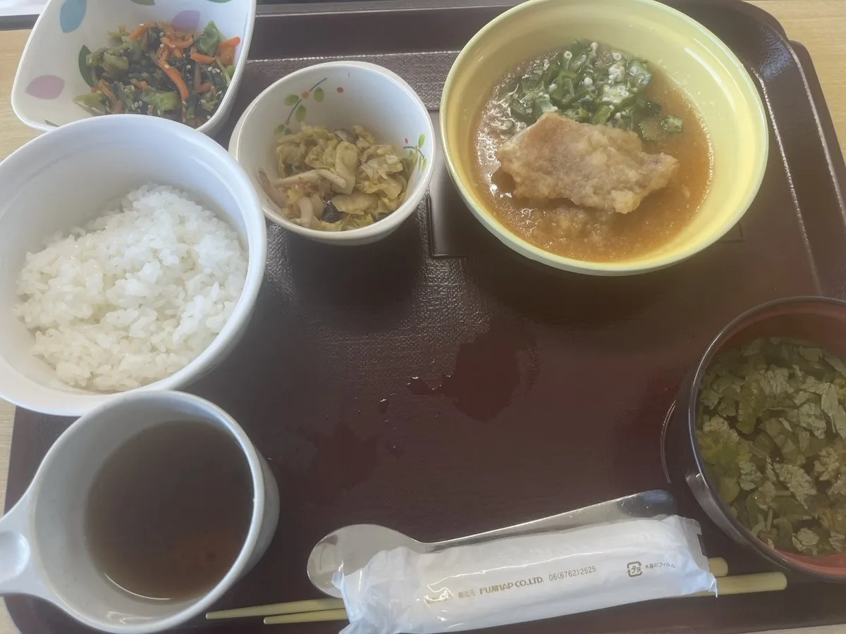 糖尿病入院初日の病院食の夕食トレー(ご飯・主菜・副菜・汁物)